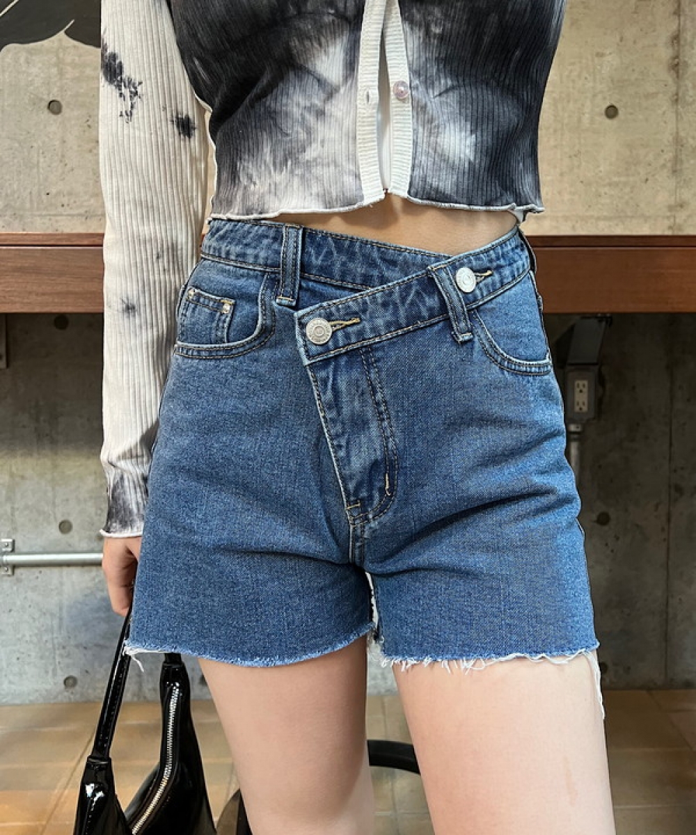 Denim asymmetric button short pants